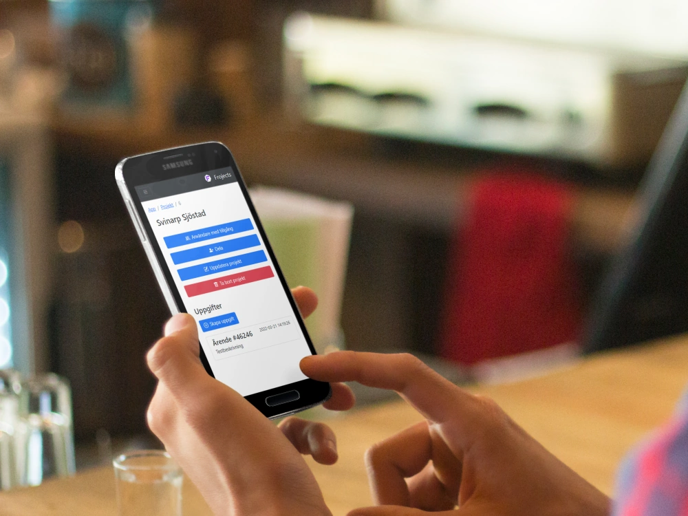 Frojects projekthanteringssystem används på en mobiltelefon